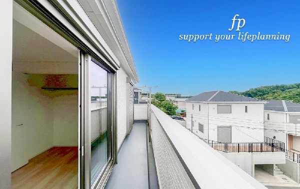 開放的なバルコニーは太陽の温かな温もりをめいっぱい受け止めてくれます。太陽の光と爽やかな風を受けたお洗濯物はあっという間に乾き、取りこむ時には太陽の匂いを感じられそうですね。