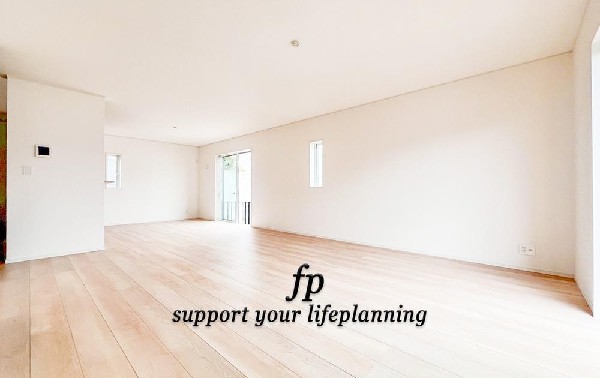 オープンでのびやかな空間を生み出す、こだわりの広がりとゆとり。家族と過ごす時間を大切にしたい方にぴったりの明るくゆとりある住空間です。窓からの日差しがリビングの隅々までしっかりと届きます！