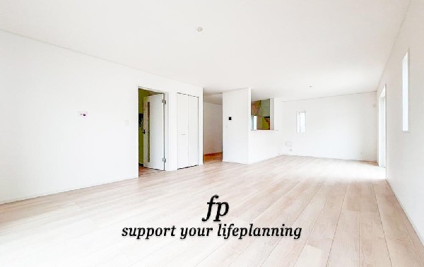 大切なご家族が集まるＬＤＫはこだわりたいですね！休日はおひさまの光をたっぷりと取りこめるリビングでゆったりと過ごしませんか？子供たちが元気に笑いながら走り回っている姿が目に浮かぶ空間です。