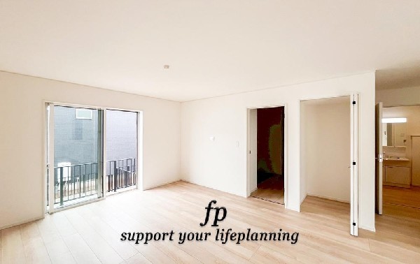 居室には収納クローゼットを完備！普段使いのお洋服や小物はもちろん、季節物のお洋服などもしっかりと整理整頓おしまい頂けます。居室空間をより広く隅々までお使いいただけますね。