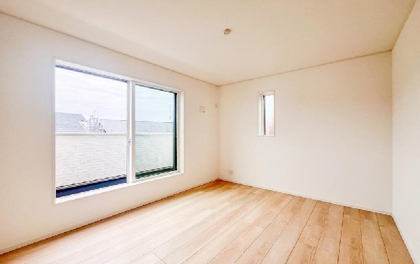 光が沢山取り込める大きな窓。日差しを長時間受ける事が出来る暖かいお部屋です。もちろんペアガラスなので、遮音性に優れ、結露も発生しにくい構造。サッシ周りのカビが発生しにくくなりますね。