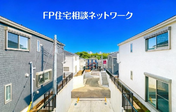 外観:開放感のある現地で、前面道路よりも少し高くなっておりますので、プライベート感も保たれます！高くなっている分、日当りや風通しも良く快適な生活が待っています！