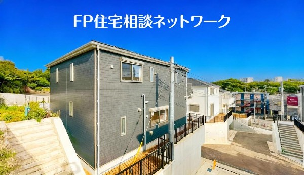 外観:良好な住環境が保たれたエリア。低層の一戸建を中心とした街並みが整然と続き周辺は高い建物が建っておらず、採光や開放性に恵まれ、空が広く緑の多い閑静な趣を感じる環境です。