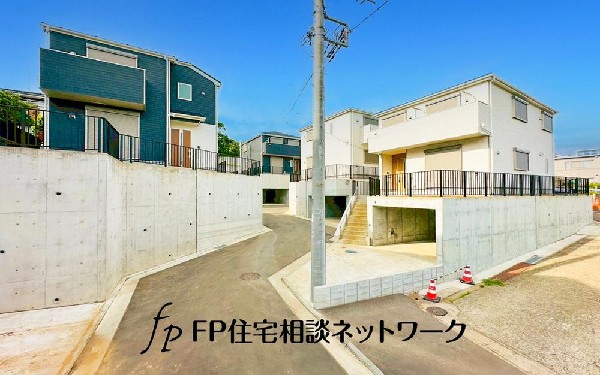 外観:柔らかな風と豊かな緑に包まれた落ち着きある閑静な住宅街に、５棟の邸宅が誕生です。