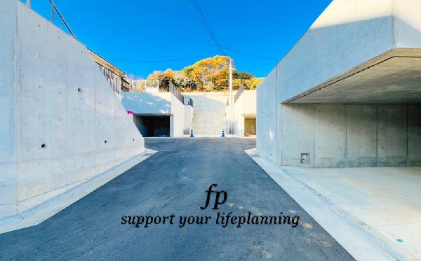 外観:前面は分譲地専用に通した4.5メートル幅の道路。通り抜けが出来なくなっておりますので、他の車は進入してきません。運転が苦手な方でも落ち着いて車庫入れ可能です。