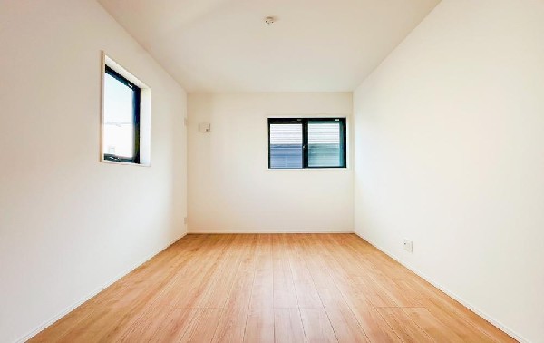 光が取り込みやすい2面採光の居室。日当たり良好です。クローゼットを完備し、収納スペースも十分。初めてのお子様にとっての「自分の部屋」。学習デスクやベッドの配置もラクラクです。