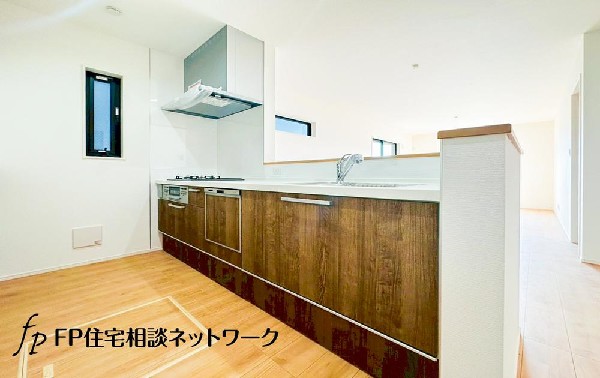 リビングを見渡せるカウンターキッチンでお子様の様子を伺いながら食事の支度が出来ます。家族の気配を感じられる、そんな空間を演出できるキッチンです。