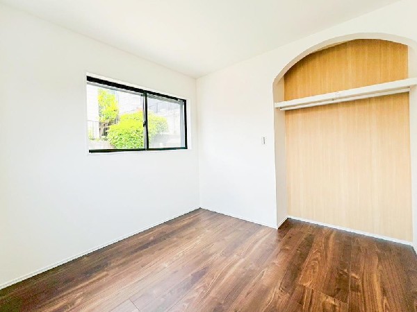 かわいらしいデザインのクローゼット。普段着やスーツはもちろんのこと、コート類などもしっかり掛けられます。