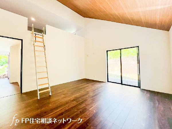 開放感を演出する勾配天井。実際の広さよりも空間の広がりを感じるので、より開放的な気分になります。天井が高いのでシーリングファンがとてもよく似合う、お洒落なＬＤＫを演出できます。