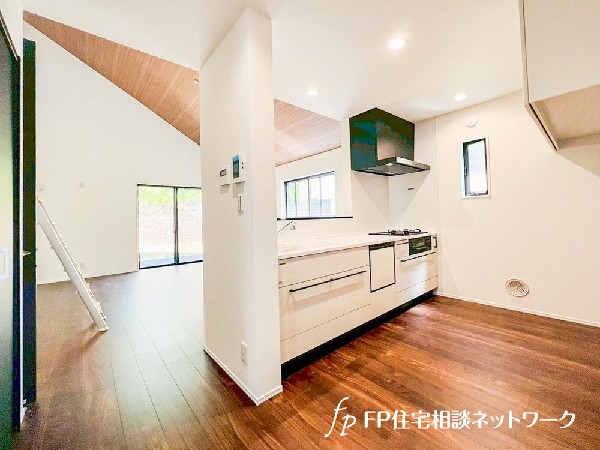 リビングのお子様を見守りながらお料理が出来る対面式カウンターキッチン。ご家族との会話がはずみます。