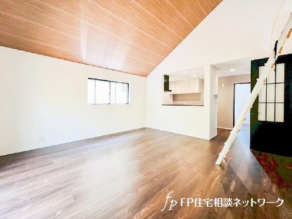 勾配天井を採用した居室。横だけではなく、縦の広がりを持たせることにより開放感を演出しました。また、ロフトを併設していますので、収納として、またお子様の秘密スペースとして活躍します。