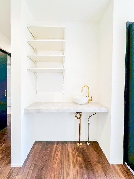 感染症予防のためには帰宅後すぐに手洗い、うがいをしたいですよね。そこで玄関近くに手洗場を設けました。2階の洗面室に行かなくても手洗いできて、ウイルスを室内に持ち込まずにすみますね。