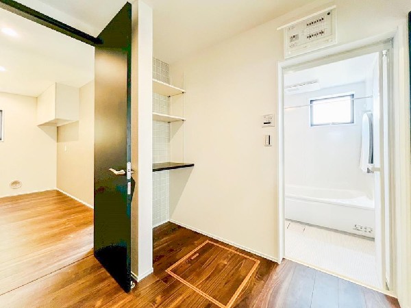 洗面所や脱衣所は、タオルや洗剤など意外にものが多いもの。収納場所を確保するのが難しい洗面所に可動式の棚が備え付けられています！ぱっと片付くのでうれしいですね。