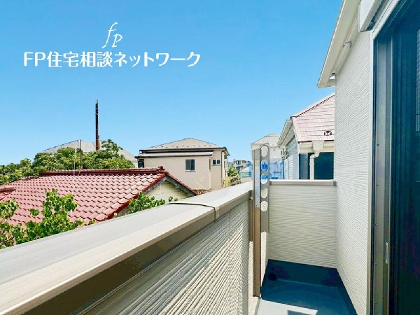 南からの明るい光が差しこむ陽だまりの空間。南に大きく面したバルコニーでお洗濯もあっという間に乾きそう。家事もスムーズにこなせますね。太陽の匂いが感じられる心地よさ。