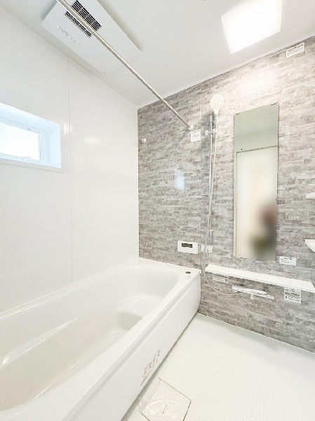 ユニットバスはゆったりとくつろげる1坪タイプ。足までしっかりと伸ばせる浴槽は、心身ともにしっかりと疲れを癒してくれます。お子様と一緒の入浴でも充分な広さです。