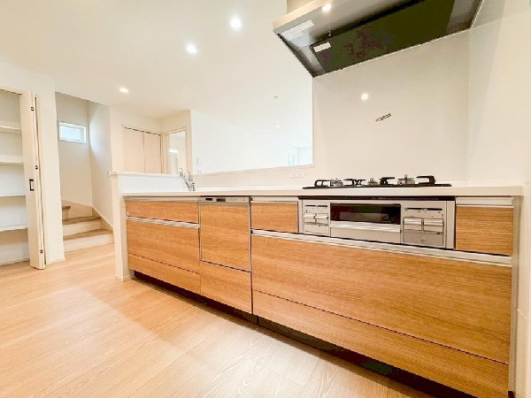 対面式のカウンターキッチンですので、出来上がったお料理をカウンターに並べてお子様が運ぶなど、お手伝いの時間も増えそうですね。何気ないことから深まるコミュニケーションが大切です。