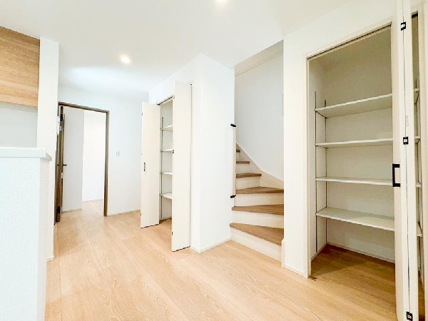 キッチン隣には、ストック食材やキッチン家電の収納に便利なパントリー収納付です。大きなお弁当箱などのシーズン品、レシピ本など収納できます。これだけのスペースがあるとスッキリ片付きます。