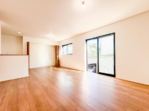 家族だんらんのスペースとなるリビング。窓が多い設計なので色々な角度から光が取り込めます。明るいリビングで新しい生活を。