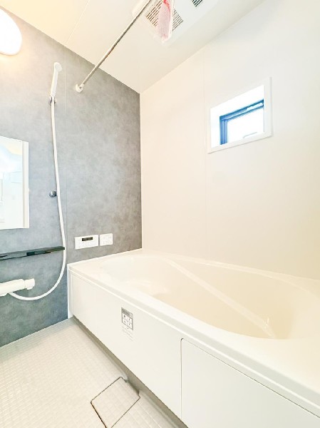 ユニットバスはゆったりとくつろげる1坪タイプ。足までしっかりと伸ばせる浴槽は、心身ともにしっかりと疲れを癒してくれます。お子様と一緒の入浴でも充分な広さです。