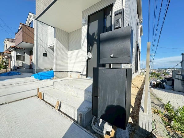 外観:宅配便の配達時に不在でも、荷物を入れられる鍵付きの宅配ボックス。インターネットで買い物をすることが多い方、配送時間帯に家にいることが少ない方に嬉しい設備。再配達を頼む必要がなくなり、便利ですね。