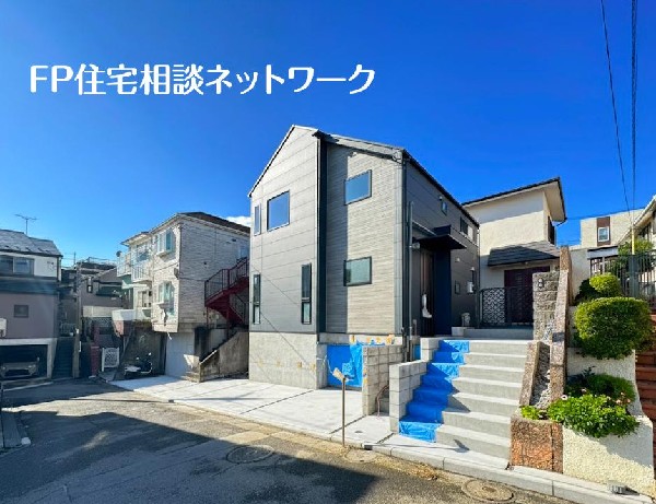 外観:窓枠から切り取られたまるで写真のような澄み切った光景。季節の移り変わりとともに、ゆっくりと愛でる時のありがたみ。(駐車スペースの土間コンクリートはCGです。実際の現地には施工されておりません)