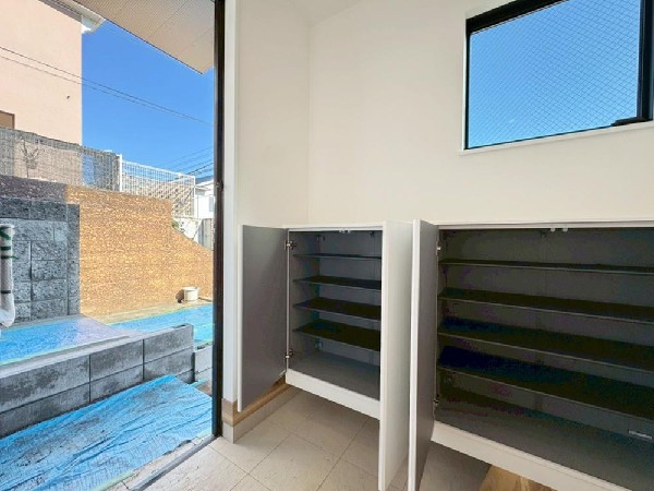 外観:散らかりがちな玄関をスッキリと保てる玄関は家の中に入る時一番最初に目に付く場所だからこだわりたいですよね！明るい雰囲気の色目でお部屋の雰囲気をそのまま表しているようです。