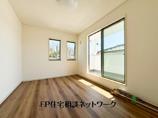 光が取り込みやすい2面採光の居室。日当たり良好です。クローゼットを完備し、収納スペースも十分。初めてのお子様にとっての「自分の部屋」。学習デスクやベッドの配置もラクラクです。