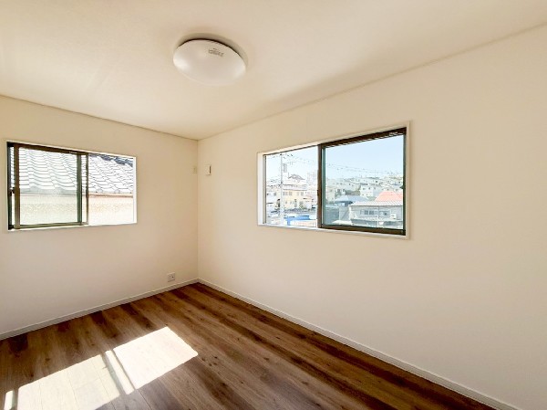 2面採光でお部屋の隅々まで明るい居室。おひさまの光を、爽やかな風をたっぷりと取り込めます。居室内はいつも明るい印象ですので、気持ちの良い朝を迎えられそう。毎日の生活も自然と明るくなりますね。