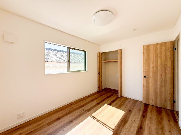 居室には収納クローゼットを完備！普段使いのお洋服や小物はもちろん、季節物のお洋服などもしっかりと整理整頓おしまい頂けます。居室空間をより広く隅々までお使いいただけますね。