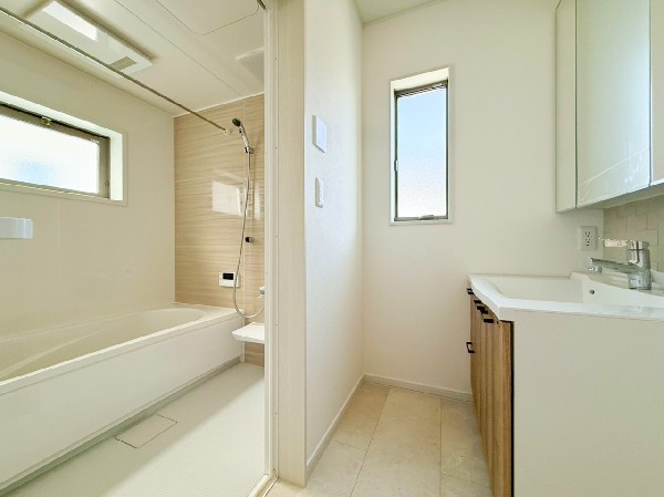 鏡の裏に豊富な収納量を確保した、三面鏡タイプの洗面化粧台。化粧品や歯ブラシなどを機能的に収納できるスペースを設えました。いつも清潔に保ちたい洗面室の整頓にも役立ちますね。