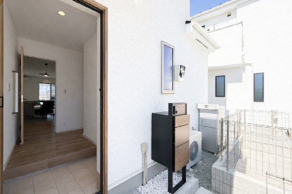 外観:気持ちの良い一日の始まりは笑顔でスタートしたいですよね。玄関ホールがスッキリ広々としていると帰る時も出ていく時も気持ちが良いものです！