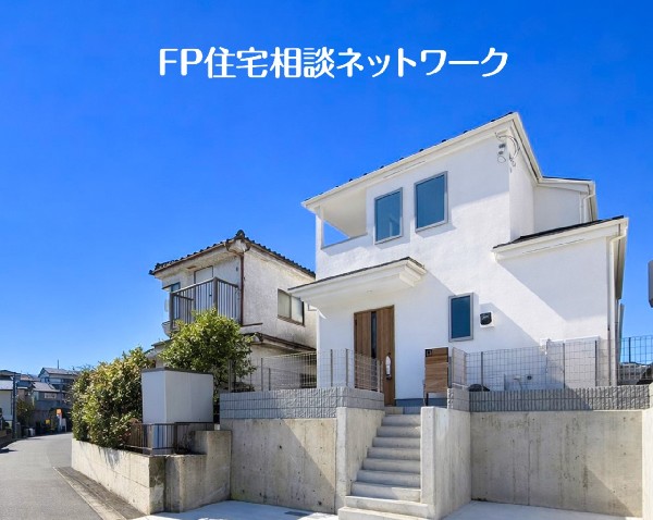 外観:開放感のある現地で、前面道路よりも少し高くなっておりプライベート感も保たれます！陽光・通風良好です♪