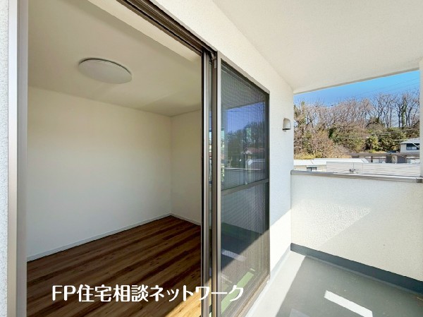 外観:開放的なバルコニーは太陽の温かな温もりをめいっぱい受け止めてくれます。太陽の光と爽やかな風を受けたお洗濯物はあっという間に乾き、取りこむ時には太陽の匂いを感じられそうですね。