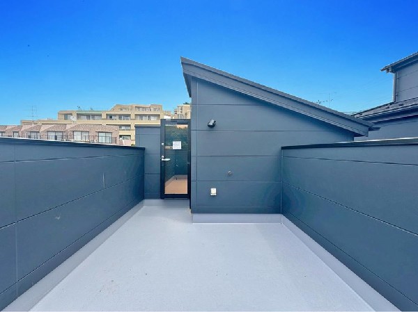 スカイバルコニーからの眺めは圧巻です♪  BBQやカフェテラスとして楽しい時間をお過ごしいただけます♪