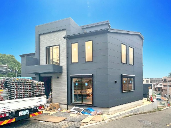 外観:窓枠から切り取られたまるで写真のような澄み切った光景。季節の移り変わりとともに、ゆっくりと愛でる時のありがたみ。