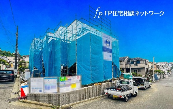 外観:季節の移ろいを感じられる立地。休日は四季を感じながら、ジョギングをしたり、お子様と一緒に遊べる公園がすぐ近くに。わが家のお庭感覚で利用できる公園が近くにあると、お子様も伸び伸び成長してくれますね！