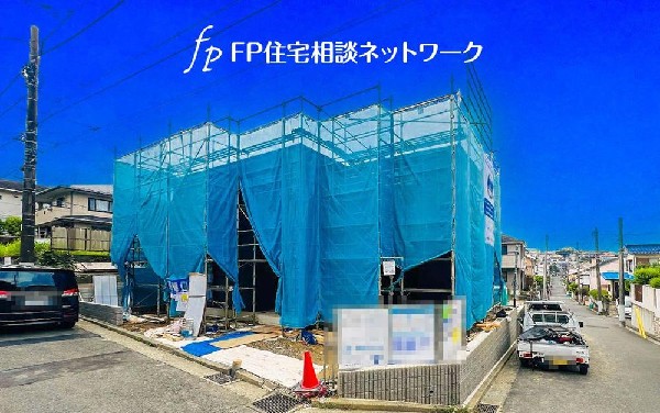 外観:前面道路は閑静な住宅地をはしる車通りの少ない道路。お車の出し入れが苦手なママや小さなお子様にも安心ですね。しっかり舗装もされているので、ベビーカーや自転車で通っても快適に通行できます。