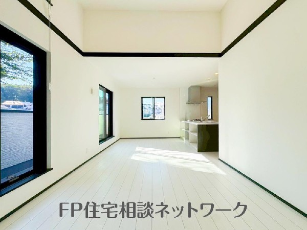 家族だんらんのスペースとなるリビング。窓が多い設計なので色々な角度から光が取り込めます。明るいリビングで新しい生活を。