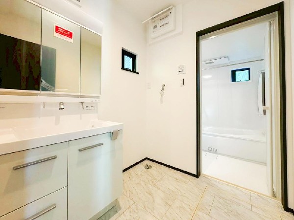 ゆとりの洗面スペースで朝の身支度も快適スムーズに。三面鏡で髪のセットやお化粧もストレスなくこなせ、朝から気分良く通勤通学に向かえそうですね！鏡の裏にはたっぷりと収納スペースを標準装備！