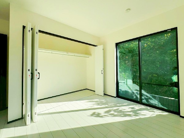 全居室には大型の収納クローゼットを完備。普段使いのお洋服や小物はもちろん、季節物のお洋服などもしっかりと整理整頓出来る。居室空間を隅々まで使えるのが嬉しい。