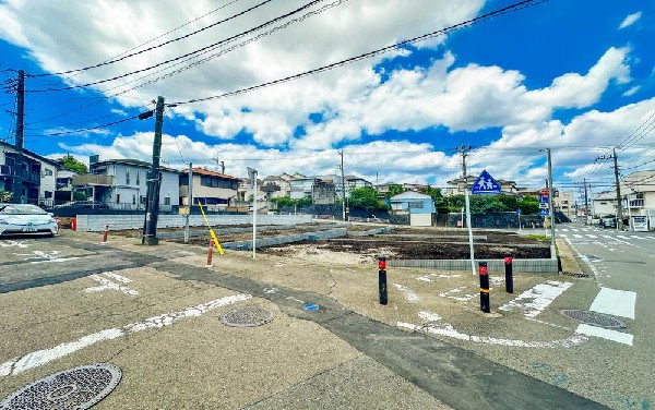 外観:隣地と距離を置き、優美に佇む住宅。暮らす家族と来訪者の目をの楽しませる外観。戸建住宅の良さを知っていただける一邸が新しい家族を待ちます。