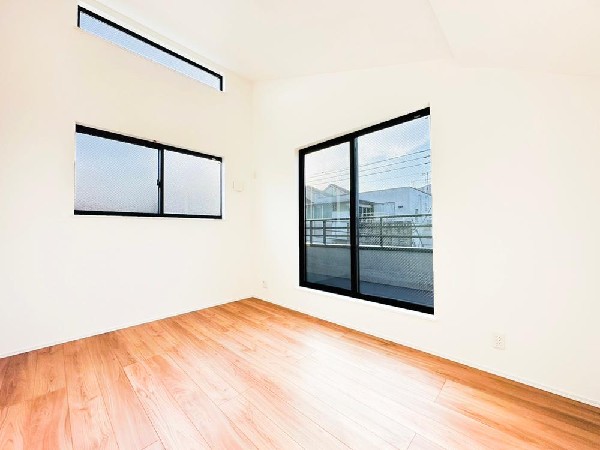 ◇居室◇  開放感のある3階の居室は日当りもよく日中は明るい日差しが射し込みます。また、道路からの目線も気になりにくいのでプライバシーも守られやすいですね。