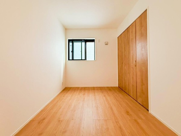 清潔感あるカラーで仕上げられた内装です。世代を問わず人気で、インテリアも合わせやすい色調ですので、落ち着きと安らぎを感じさせる雰囲気になっています。