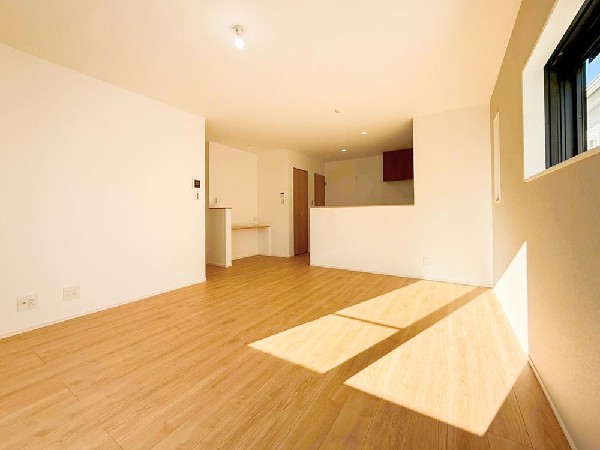 大切な家族が集まるからこそLDKにはこだわりたいですよね。日当たりのよい広いＬＤＫを、子供たちが元気に走り回っている姿を見た時「広い家にして良かった」と感じていただけるはずです。