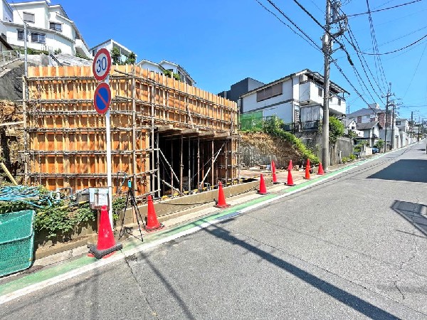 外観:隣地と距離を置き、優美に佇む外観。飾る植栽が暮らす家族と来訪者の目をの楽しませる演出。