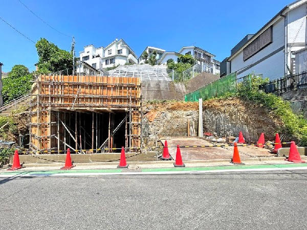 外観:光と風が行わたる開放感あふれる邸宅　春には気持ちの良いそよ風、冬には朝の暖かな光　季節の移り変わりを感じる暮らしを実現