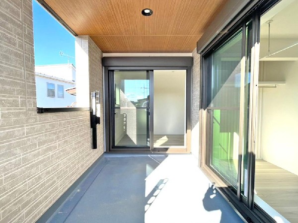 窓を開ける度に季節の移り変わりを感じる。桜の季節も雪の季節もこのバルコニーで季節を楽しむ流行りのインナーバルコニーだからお出かけ時も安心して洗濯物を干せます！