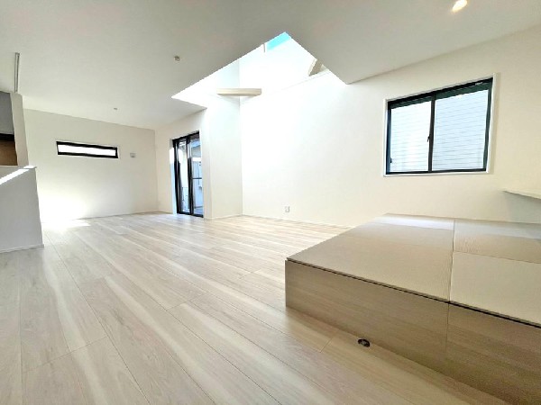 家族の思いを抱きながら、平和であることに感謝したくなる悠久の時。あたかかく感じるのは、陽当りだけではなかった！広く和やかに暮らせる空間と、家族の存在が胸にジーンと響きわたる。