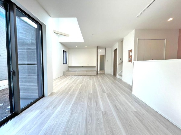 新しい木の香りと真っ白なクロス。そして優しい家族の笑顔。何時間でもここにいたいと思える快適リビング。