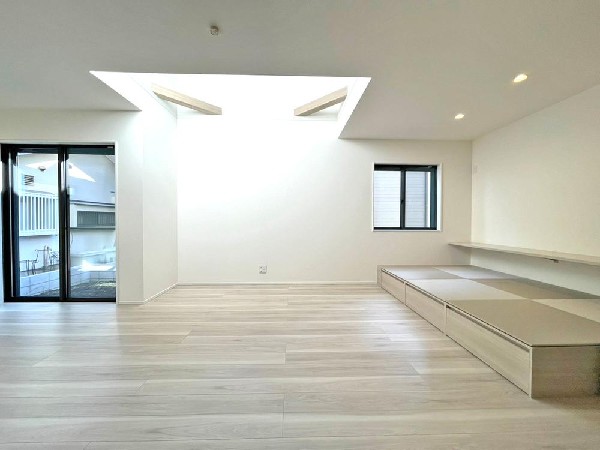 リズミカルな音楽が流れココロ踊るこのときめく空間。これまで何気なく感じていた家族の生活導線も美しく感じる瞬間　ここは我が家の”お城”なんだと幸せに包まれる。